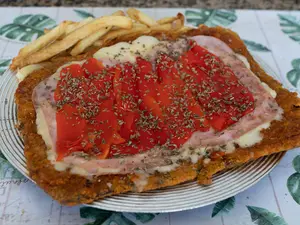 Milanesa de Carne de Jamón y Morrones con Guarnición