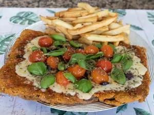 Milanesa de Carne Especial Caprese con Guarnición