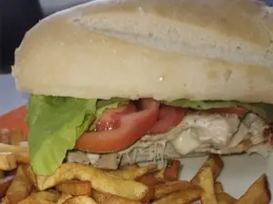 Sandwich De Pollo Especial Con Fritas