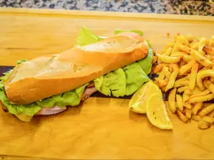Sándwich Milanesa De Carne Completo Con Papas Fritas