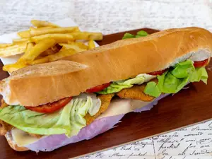 Sándwich Suprema De Pollo Completo Con Fritas