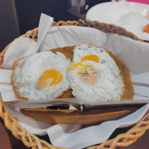 Suprema De Pollo A Caballo Con Fritas
