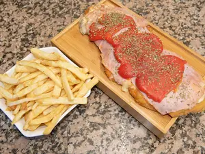 Suprema de Pollo de Jamón y Morrones con Guarnición