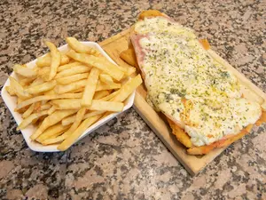 Suprema de Pollo de Roquefort con Guarnición