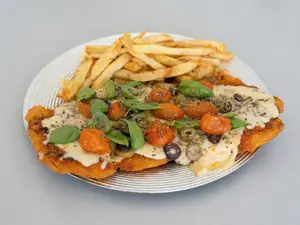 Suprema de Pollo Especial Caprese con Guarnición