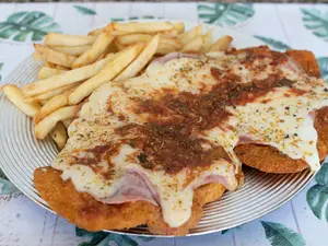 Suprema de Pollo Napolitana con Guarnición