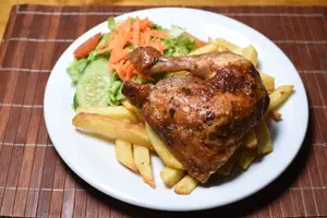 Pollo al horno con guarnición