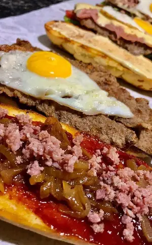 Sandwich Milanesa De Carne C/ Kechut , Cebolla Caramelizada , Panceta Y Huevo