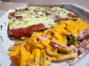 Mila nap con fritas y cheddar