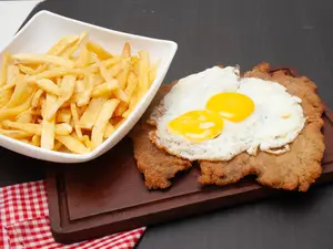 Milanesa caballo con fritas