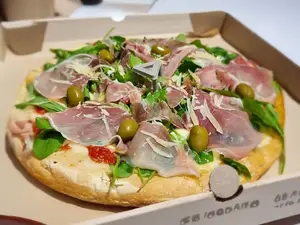 Pizza De Rucula Y Jamon Crudo