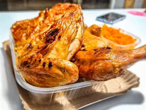 Pollo entero con guarnición