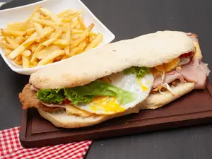 Sándwich completo con fritas