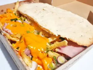 Sandwich con papas cheddar