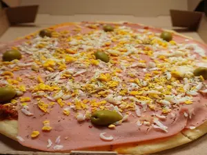 Pizza Con Jamón Y Huevo