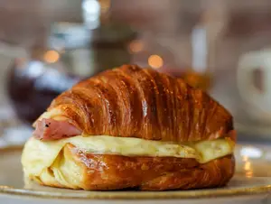 Croissant De Jamon Y Queso