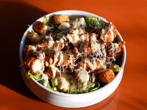 ENSALADA CAESAR POLLO CRISPY