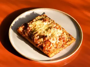 Fainá Con Cebolla Y Parmesano