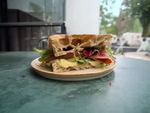 Sandwich de crudo y queso