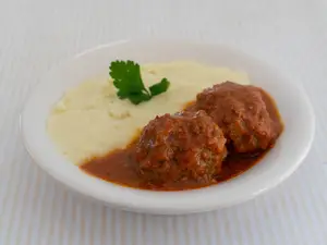 Puré con albóndigas