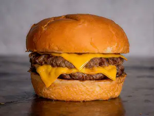 Cheeseburguer +papas fritas