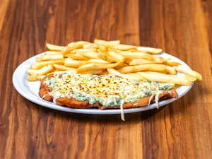 Milanesa de carne con espinaca gratinada