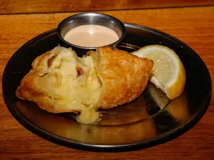 Empanada de cebolla y queso