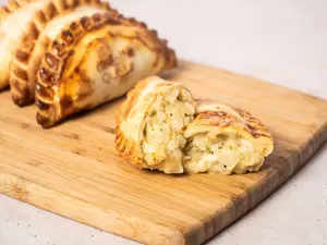 Empanada cebolla y muzzarella