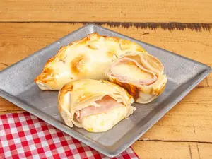 Empanada de muzzarella y jamón
