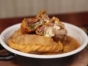 Empanada de vacio y provoleta