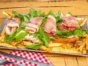 Mila jamón crudo rúcula+ papas
