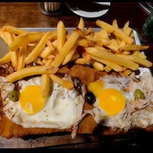 Milanesa a caballo con fritas