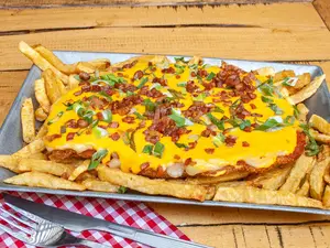 Milanesa cheddar-panceta +papa