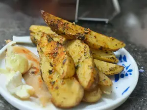Papa Bravas + dip salsa