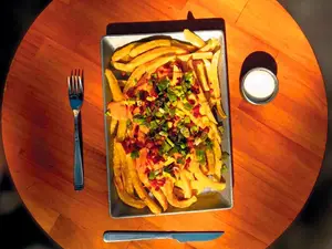 Papas cheddar panceta y verdeo