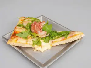 Pizza con jamón crudo y rúcula