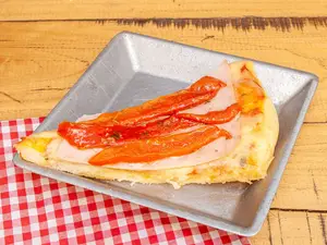 Pizza con jamón y morrón