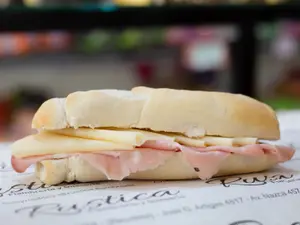 Mortadela y queso