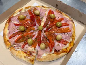 Pizza de jamón y morron