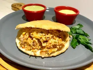 Arepa De Pollo Mechado Y Queso