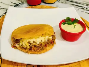 Arepa Mechada Y Queso