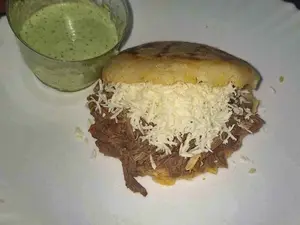 Arepa de carne y queso