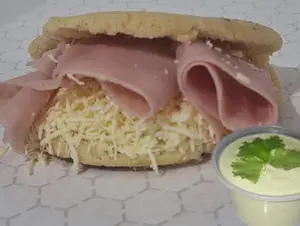 Arepa de jamón y queso