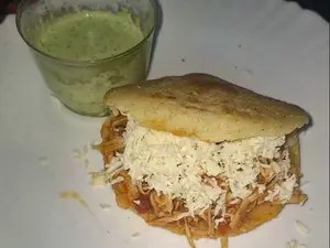 Arepa de pollo y queso