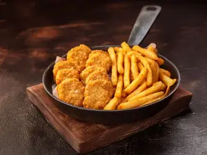 Nuggets y papas fritas