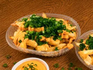 Fritas con cheddar y verdeo