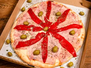 Pizza jamón y morrones