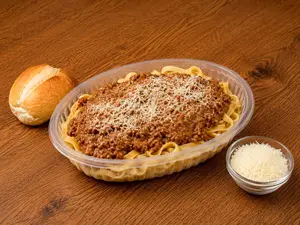 Tallarines con salsa boloñesa