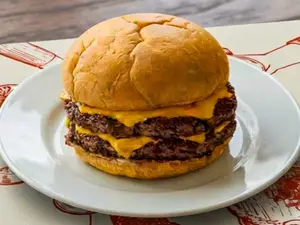 Burger Safran con papas fritas