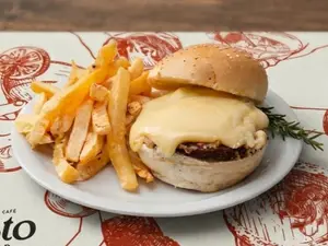 Burger triple queso con fritas